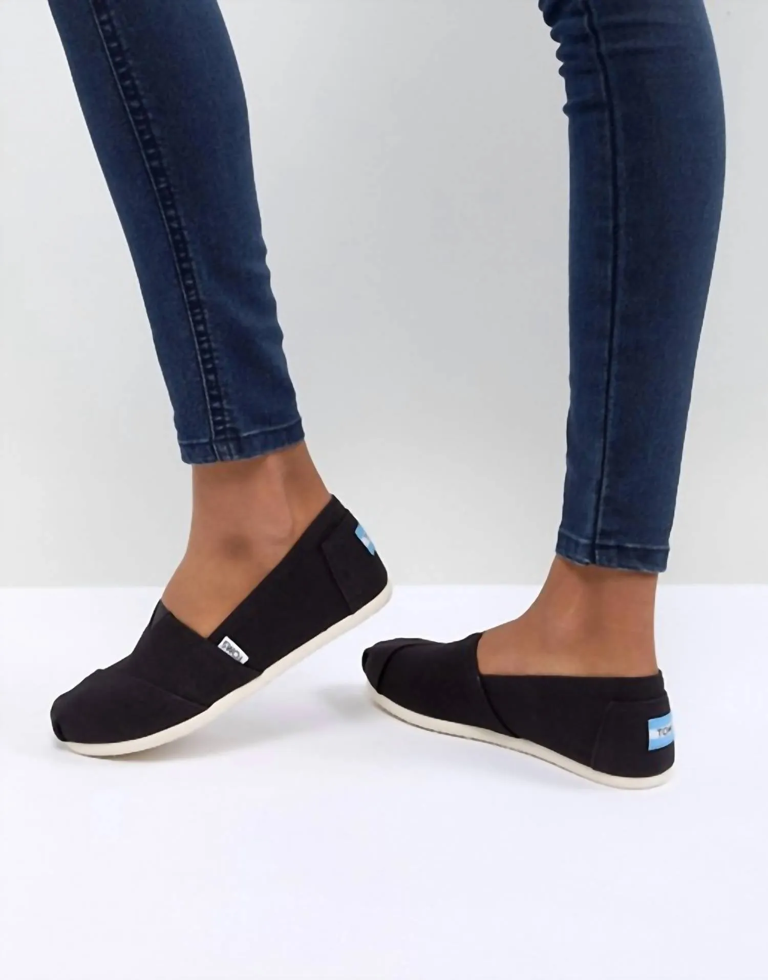 Classic Alpargatas Sneakers In Black