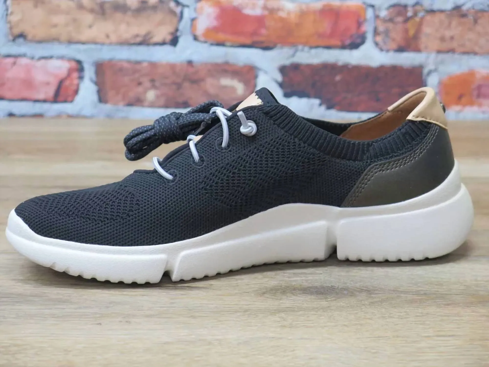 Women Juna Bungee Sneaker In Black
