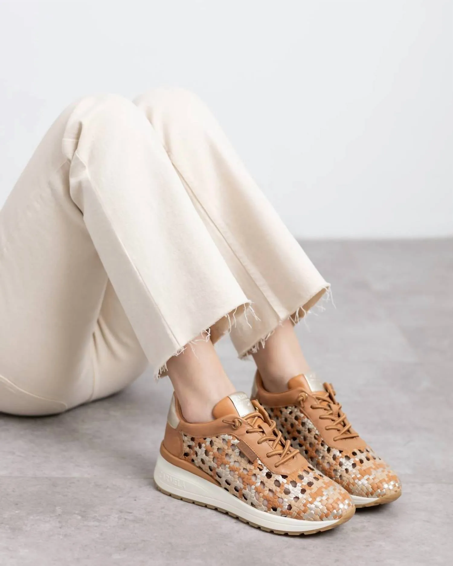 Women's Carmela Sneakers In Camel