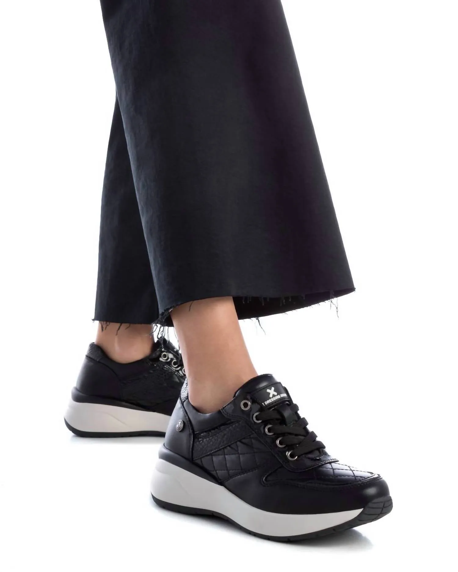 Women's Casual Sneakers In Black