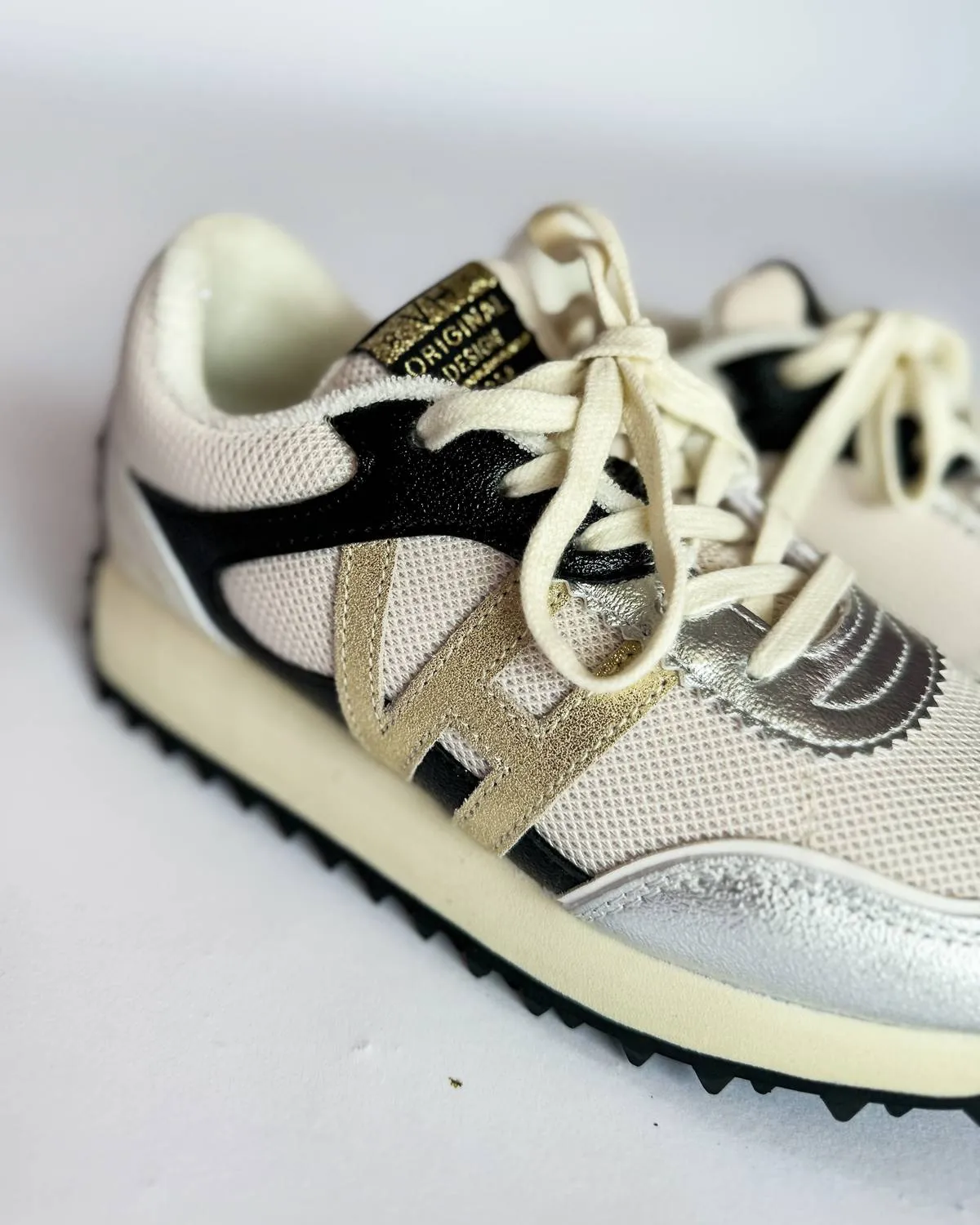 Women's Cosmic 13 Sneaker In White Silver Gold