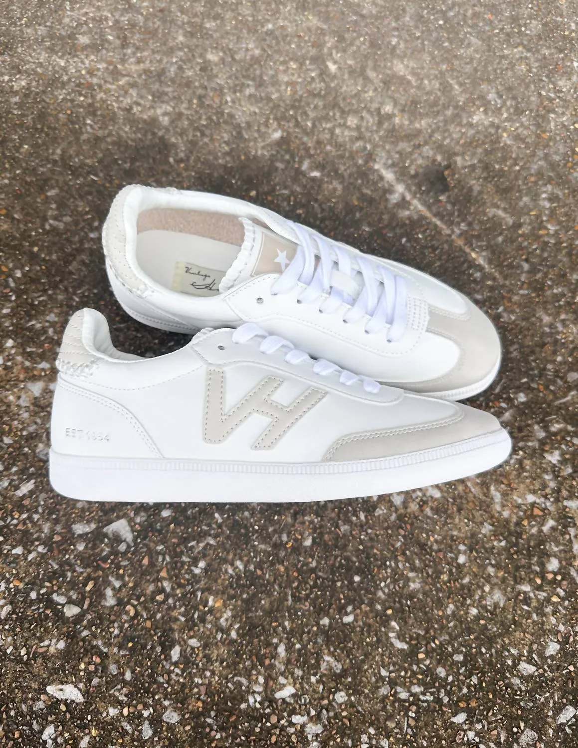 Women's Crisp 3 Sneaker In White/nude