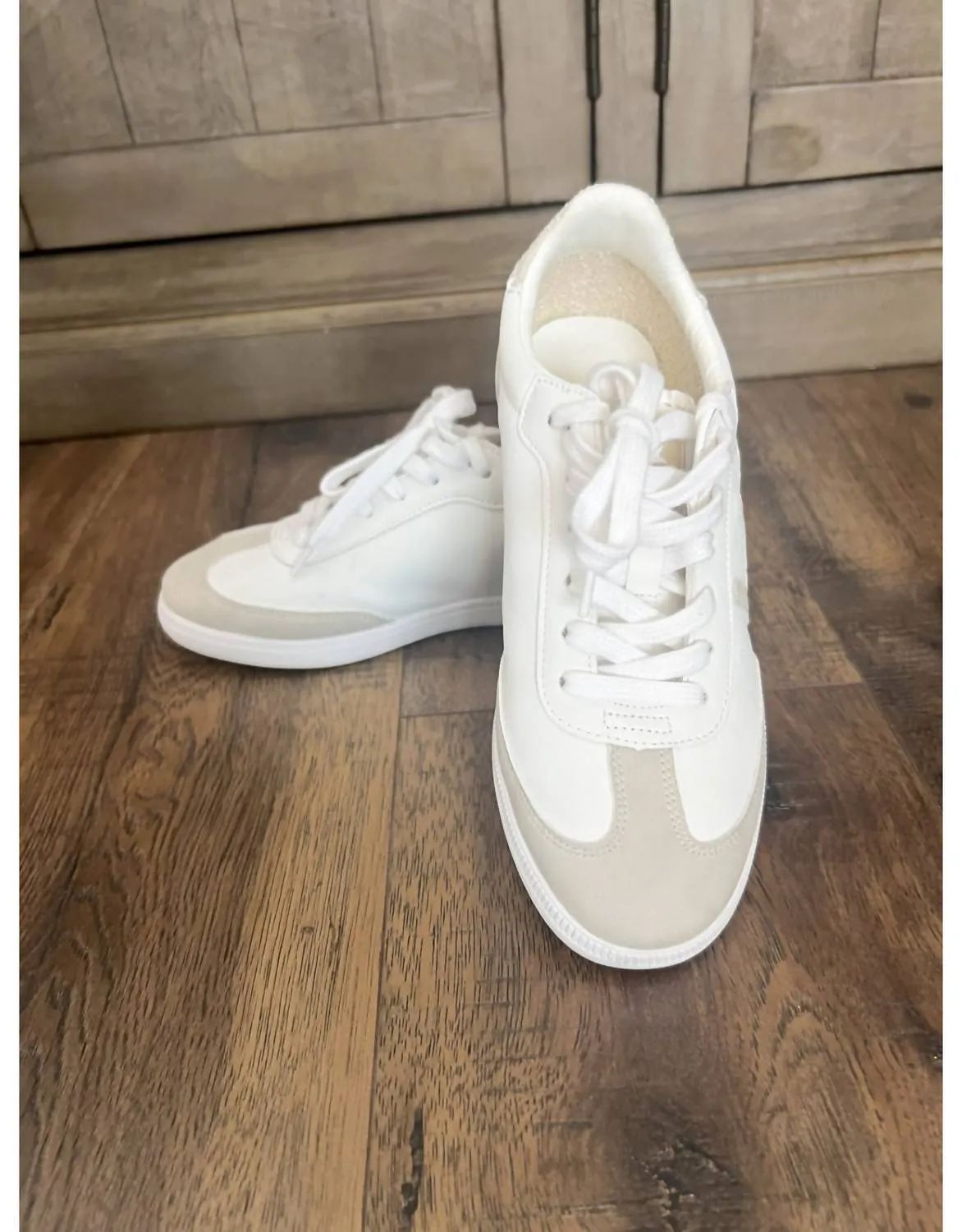Women's Crisp 3 Sneaker In White/nude