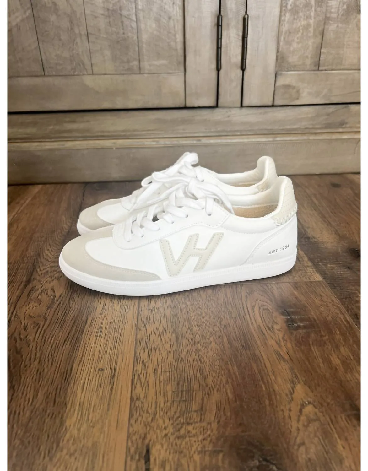Women's Crisp 3 Sneaker In White/nude